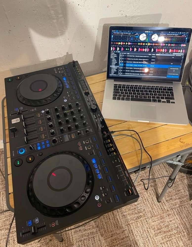 DJ-Controller und Laptop zur Musikauswahl