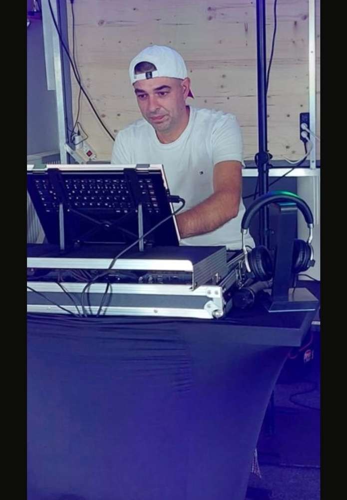 DJ Mario am DJ-Pult bei einer Veranstaltung