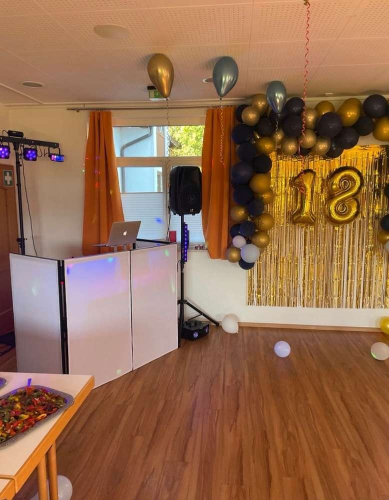 Mobiles DJ-Setup vor einer Geburtstagsdekoration