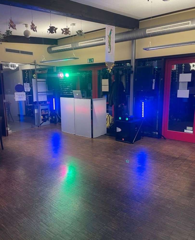 Mobiles DJ-Pult mit Licht- und Tonanlage in einem Veranstaltungsraum